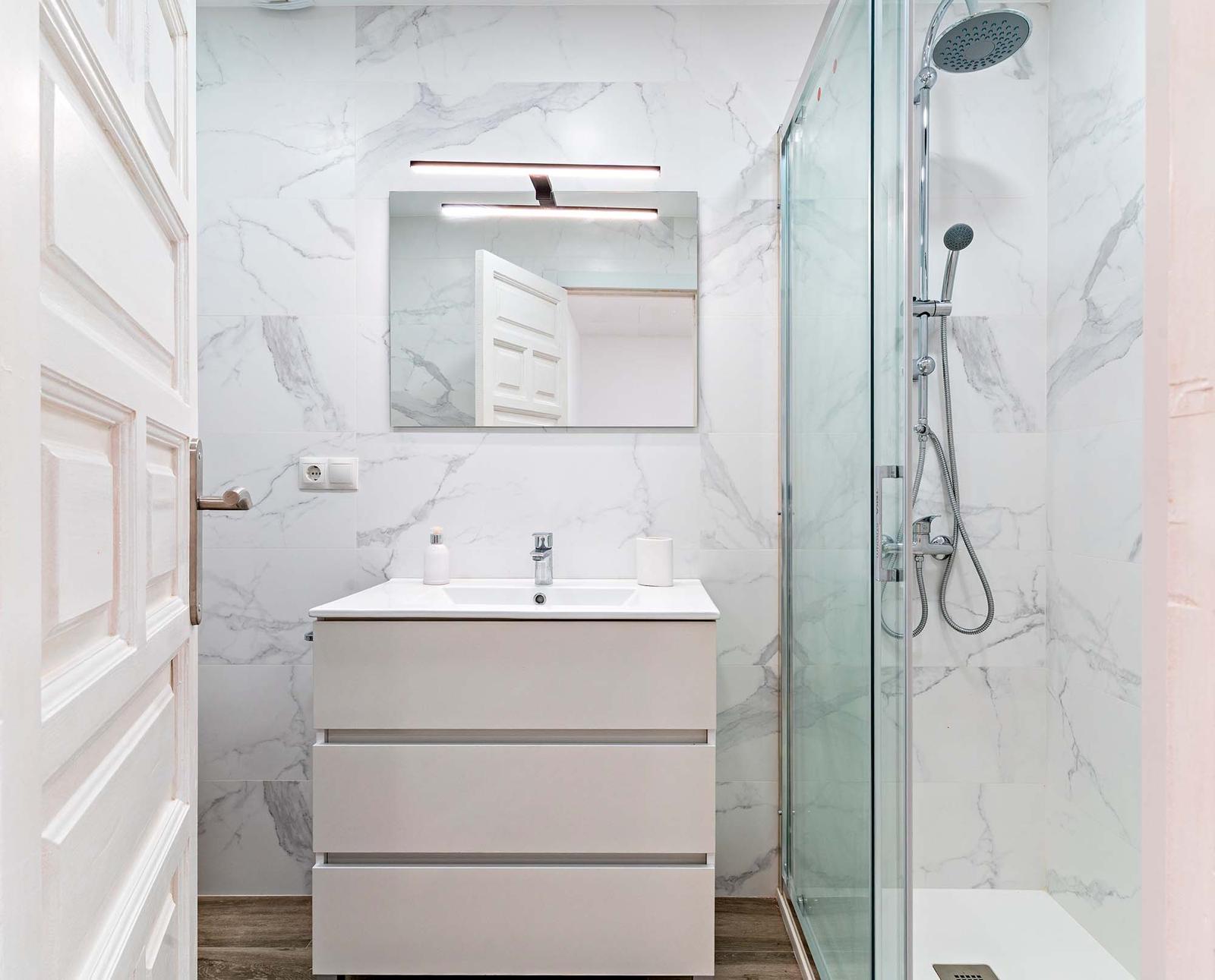 Lavabo y ducha del baño