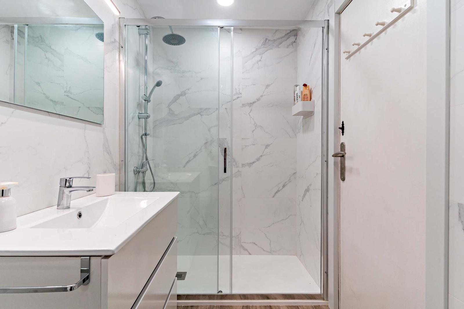 Baño completo con ducha amplia