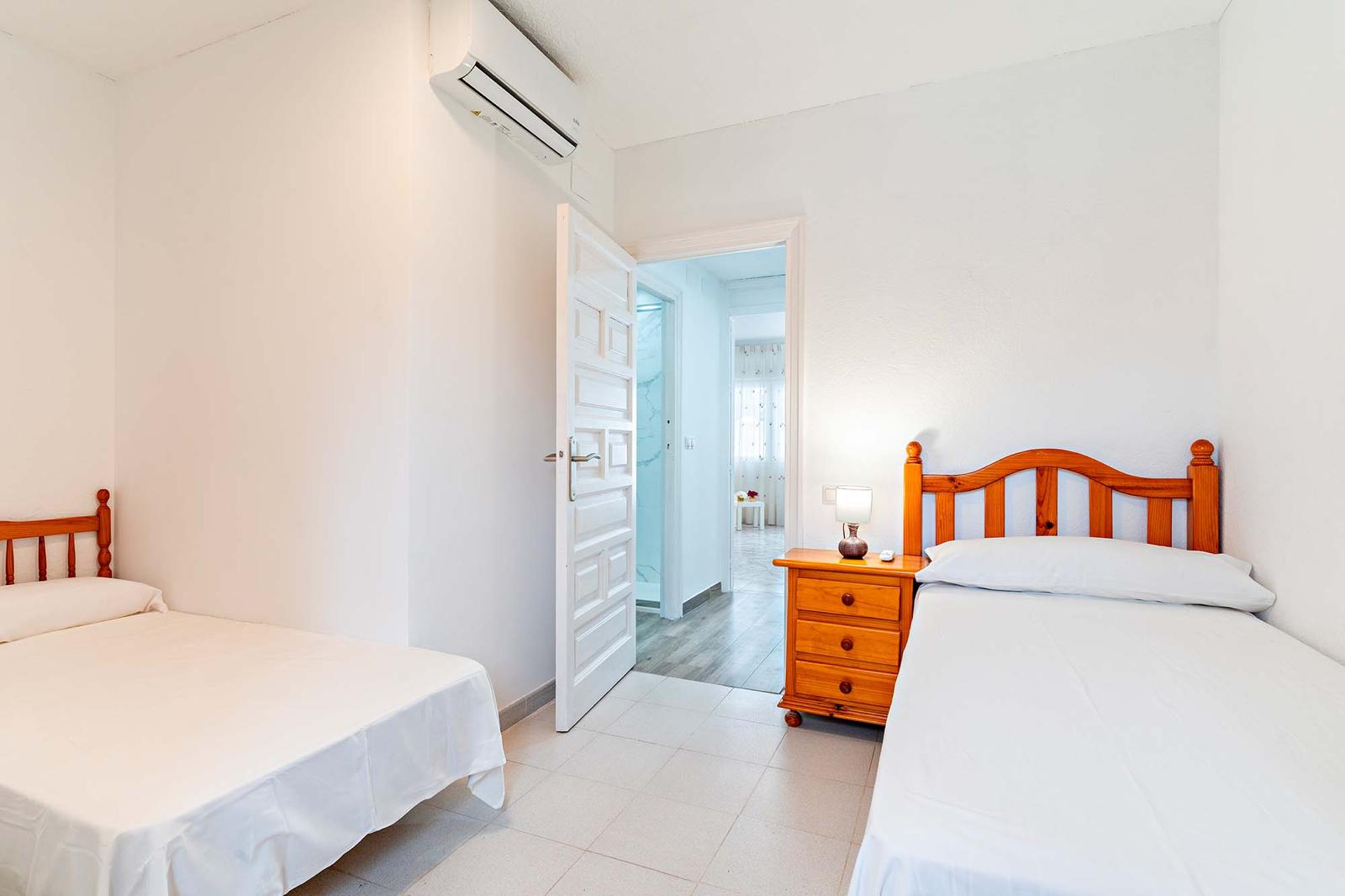 Dormitorio con dos camas