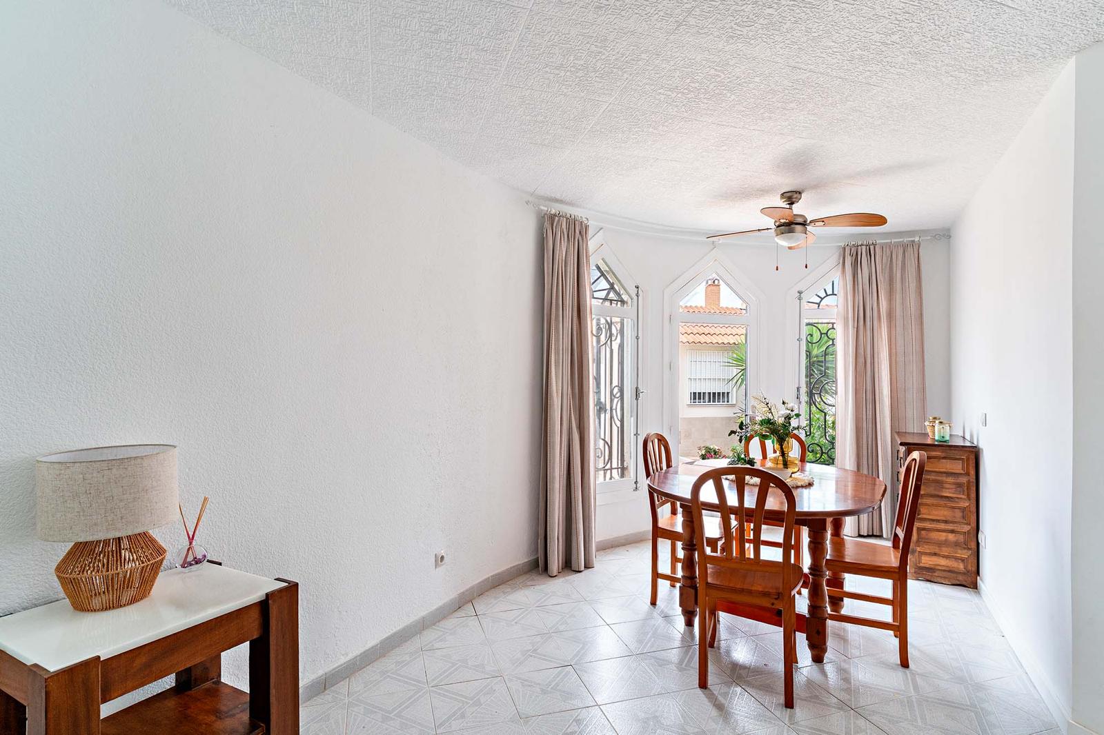 Salón comedor con mesa de madera