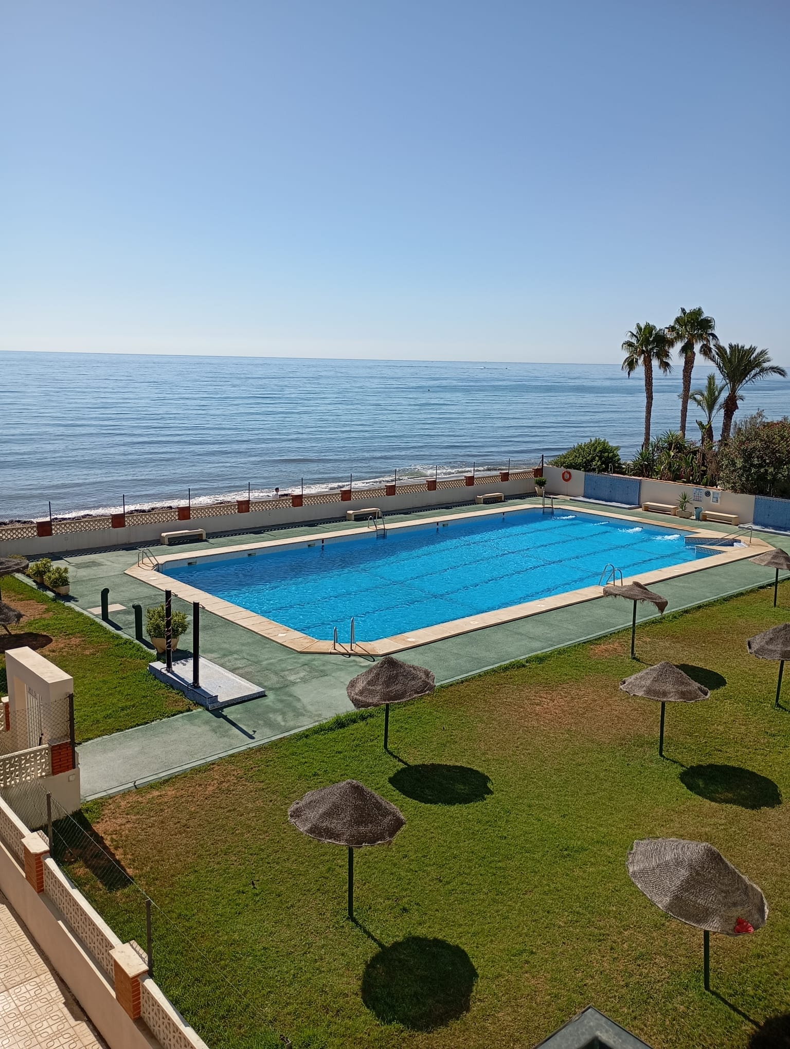 Piscina de la urbanización junto al mar en Aguadulce